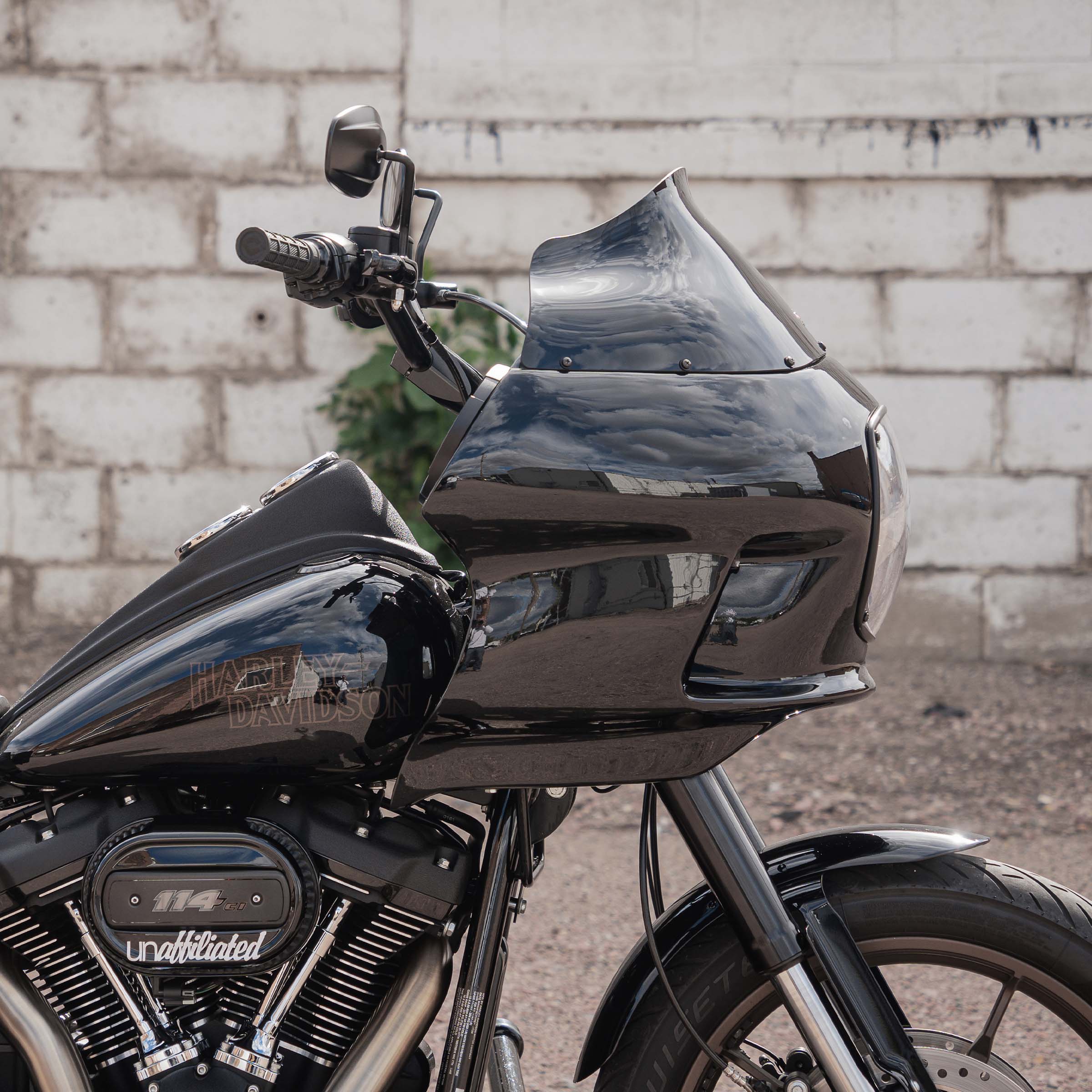 FlareĀ® Windshield for Harley-DavidsonĀ® FXRP, FXRT and FXRD Style Fairings - Image 4