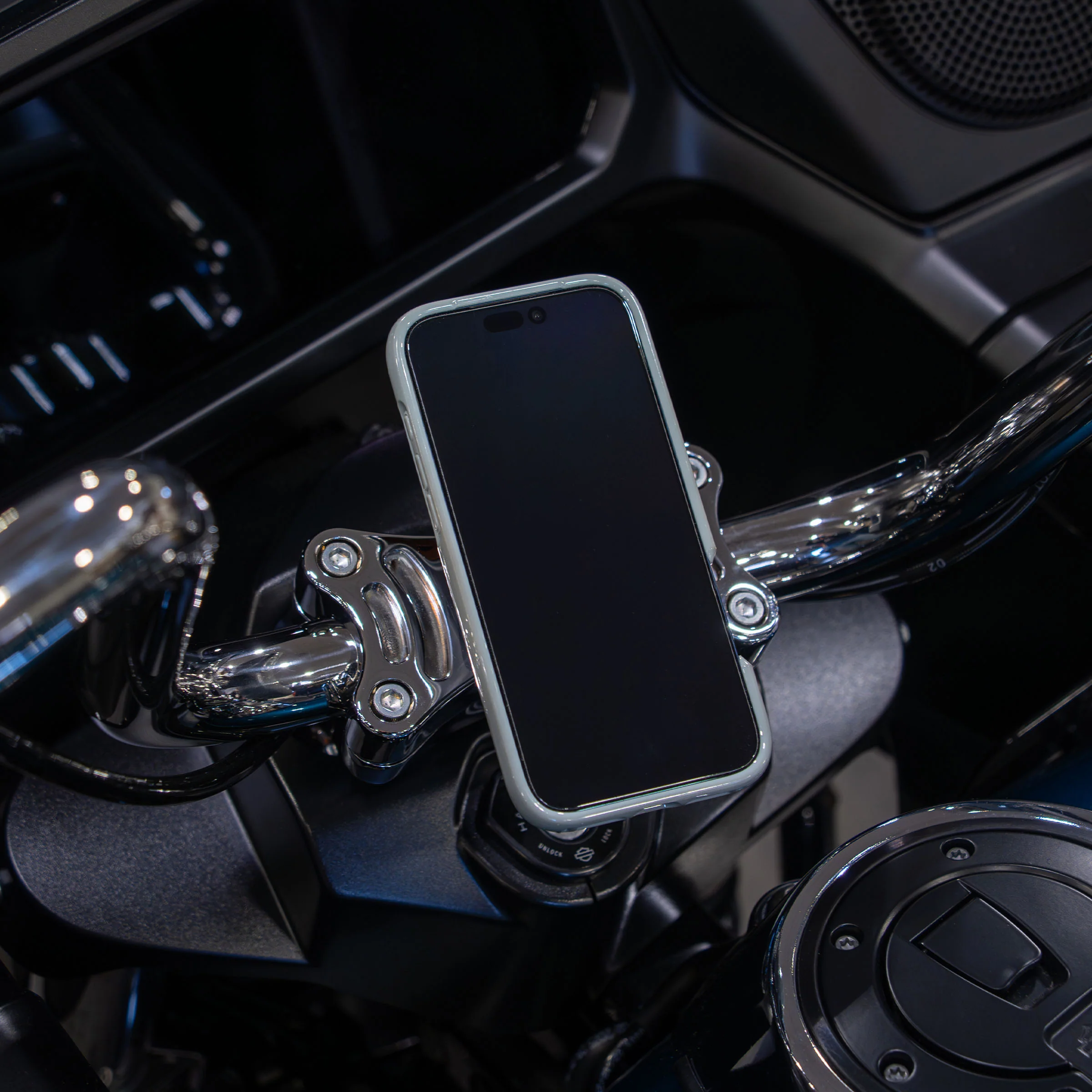 iOmounts® Center Riser Magnetic Phone Mount for H-D® 2023+ Road Glide - Image 12